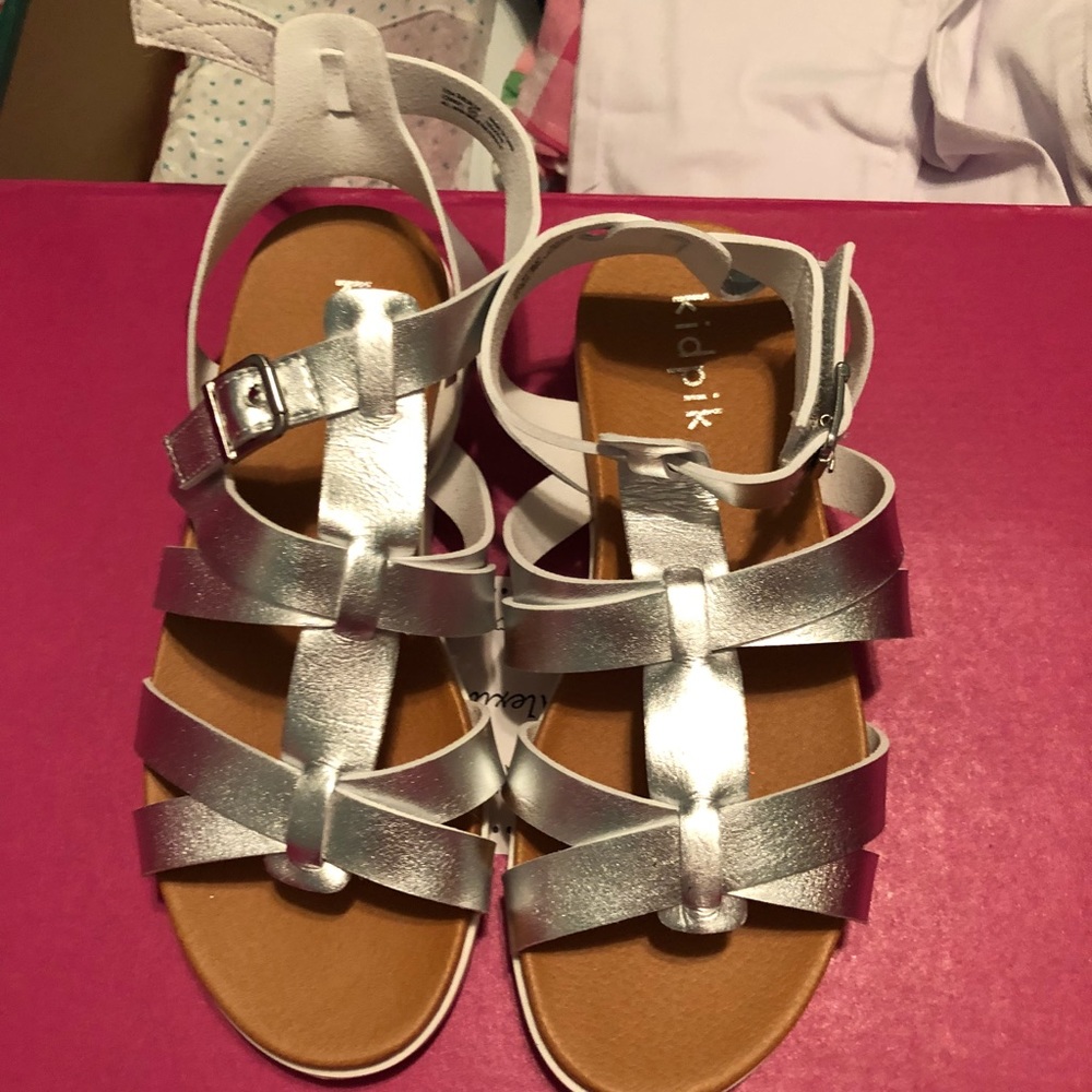 Girls size 3 silver Sandal, Comfy!!